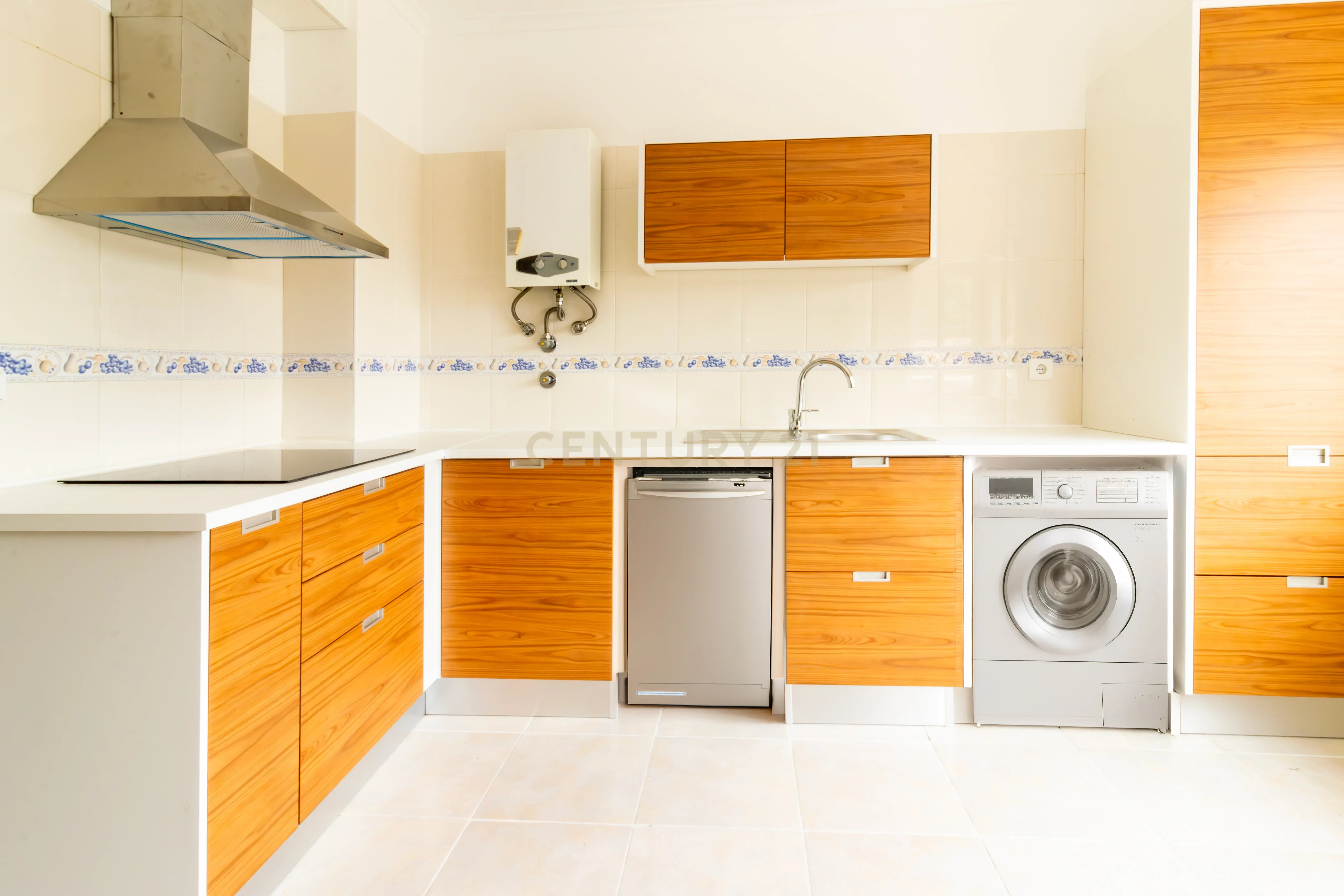 Apartamento T3 Totalmente Remodelado no Centro de Alcobaça - Image 1