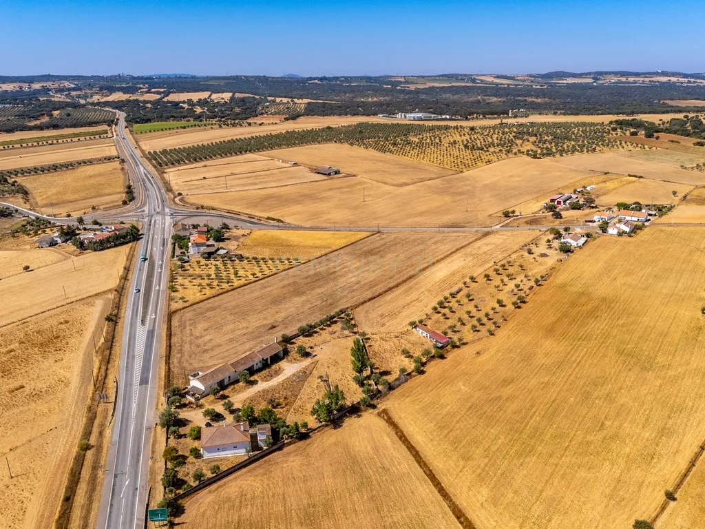 Propriedade, em Prédio Misto, com 17.000m2 localizada a 5Km de Estremoz - Image 29