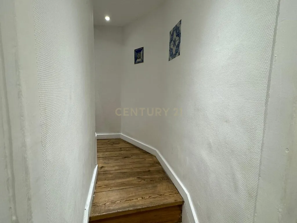 Predio totalmente Remodelado no coraçāo do Bairro Alto em Lisboa - Image 7