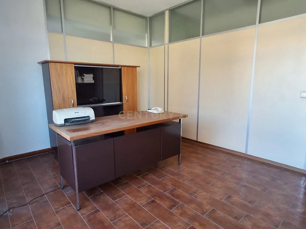 ATENÇÃO INVESTIDORES! Excelente oportunidade de investimento na Amadora. Escritório com 34 m² de área total, dividido em duas salas e corredor. - Image 9