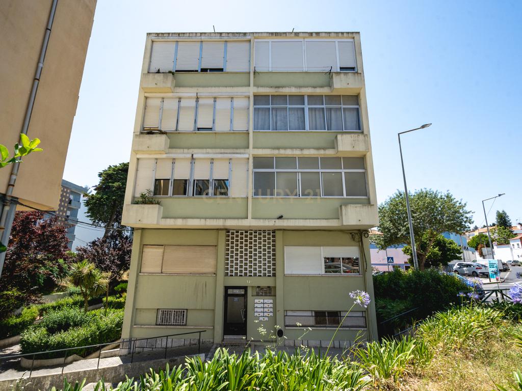 T2 Luminoso na Vila da Apelação – Espaço, Conforto e Potencial - Image 1