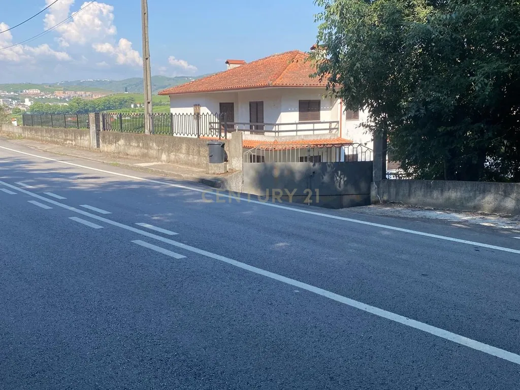 MORADIA V4 NO PESO DA RÉGUA COM ACESSO DIRETO AO RIO DOURO - Image 2