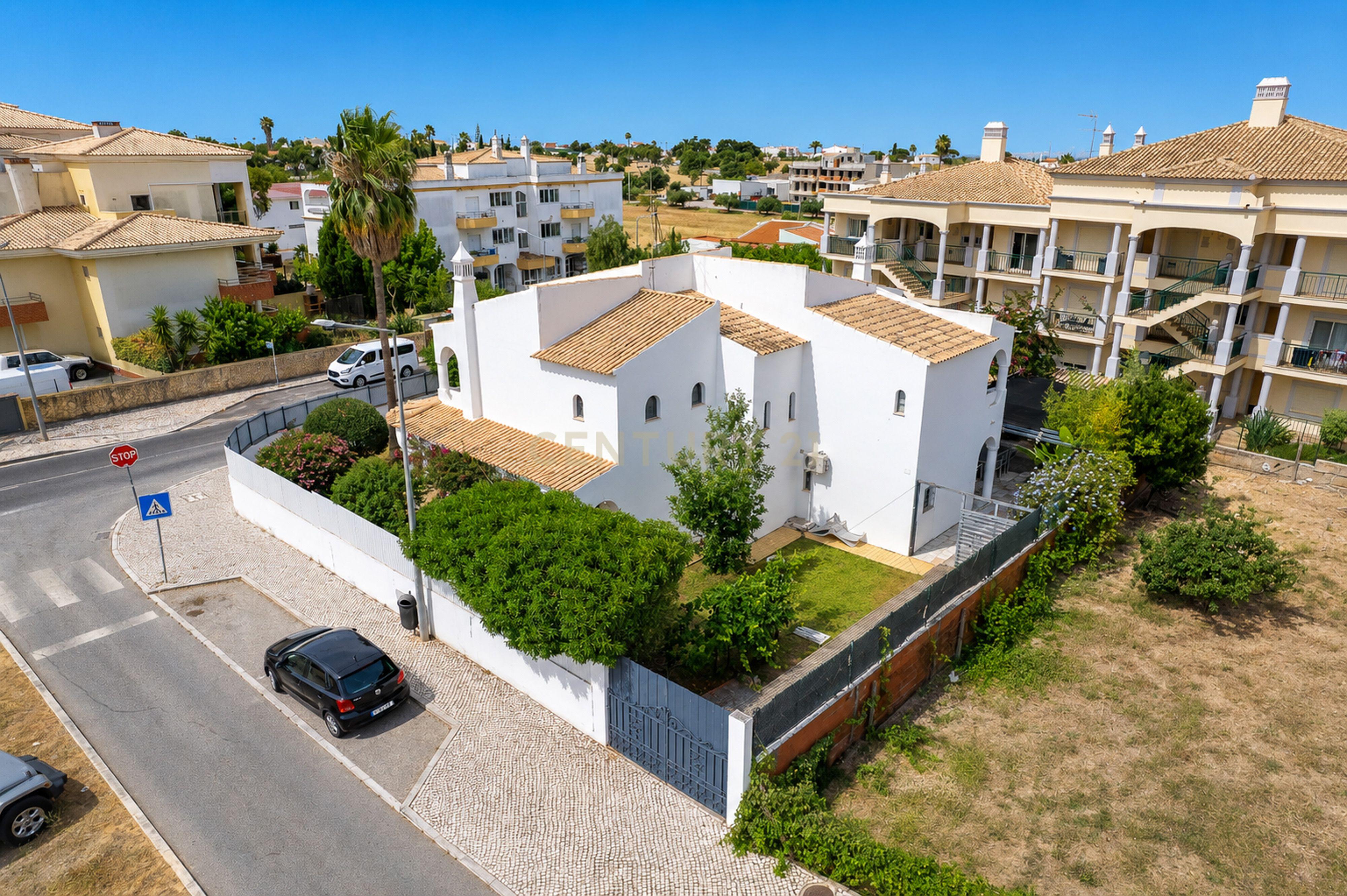 Fotografia 3 de Magnífica Moradia Individual de 300 m2 com Piscina Aquecida e Jacuzzi - Guia Albufeira