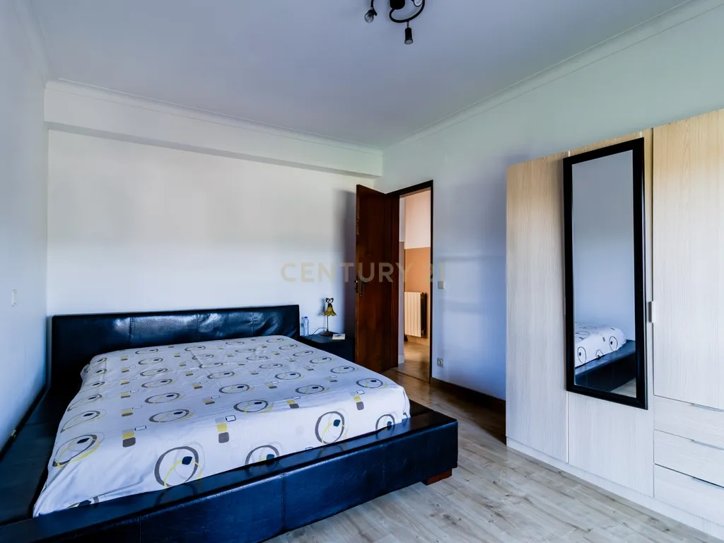 Moradia multifamiliar com rendimento imediato | 2.000 m² de terreno | A apenas 4,5 km de Fátima - Image 30