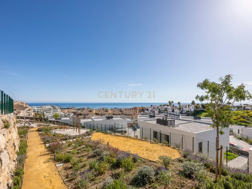 Moradia geminada nova para venda (2024) – Onde o mar, a luz e a tranquilidade se tornam o seu estilo de vida No coração da Costa del Sol, onde o azul do mar se funde com o céu e a brisa marítima o acaricia todas as manhãs, encontrará quatro espetaculares moradias geminadas novas, construídas em 2024, concebidas para aqueles que sonham em viver num ambiente privilegiado. Cada casa foi projetada para cativá-lo desde o primeiro momento. As suas vistas deslumbrantes para o mar acompanham cada momento do dia, enchendo os espaços de luz, serenidade e beleza natural. Aqui, cada nascer do sol torna-se um espetáculo e cada pôr do sol um momento para recordar. As casas têm três quartos espaçosos e três casas de banho, com espaços luminosos e cuidadosamente projetados para oferecer conforto, privacidade e bem-estar. Tudo é novo, com um estilo moderno que combina elegância, funcionalidade e harmonia com o ambiente mediterrâneo. Para aqueles que procuram algo ainda mais exclusivo, existe a opção de combinar duas propriedades, criando uma casa verdadeiramente única com até 6 quartos, ideal para famílias numerosas, receber convidados ou para aqueles que desejam espaço sem sacrificar o conforto. Venda de casa geminada nova construída em (2024) – Onde o mar, a luz e a tranquilidade se tornam o seu estilo de vida - Image 32