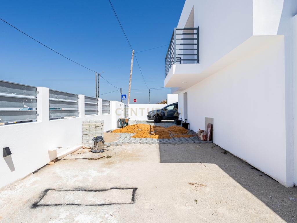 Moradia T3 Nova com vista desafogada em  Vialonga - Image 36