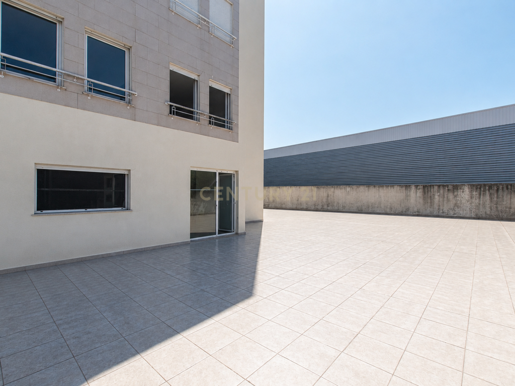 T4 Duplex Premium com Terraço / Arrecadação / 5 Lugares de Estacionamento / Marinha Grande - Image 46