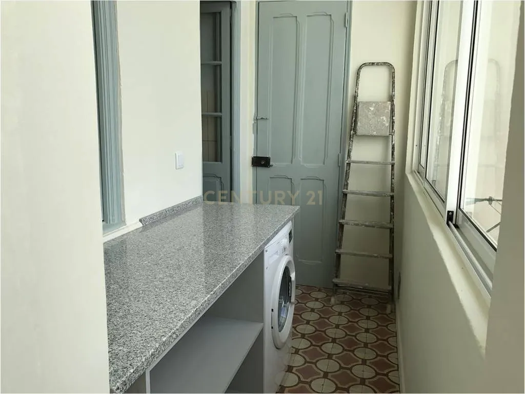 Apartamento T2+1 com Logradouro para Arrendar em Sete Rios - Image 9