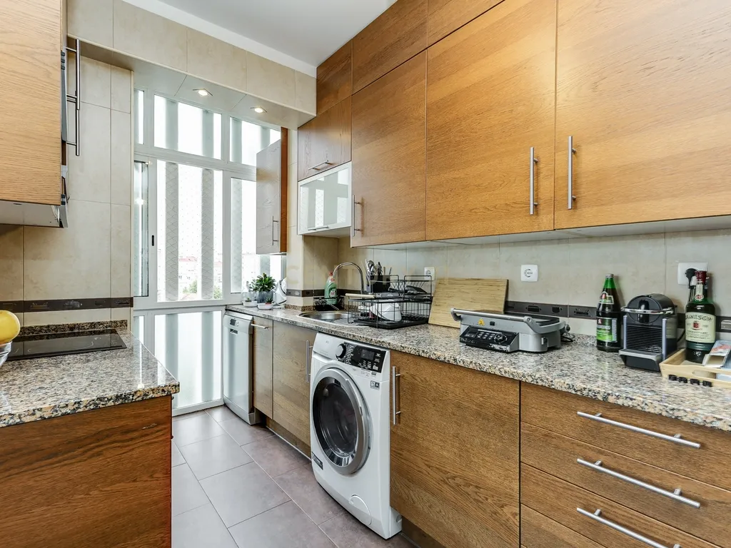 Apartamento T3 com lugar de garagem e arrecadação, situado em Benfica. - Image 4