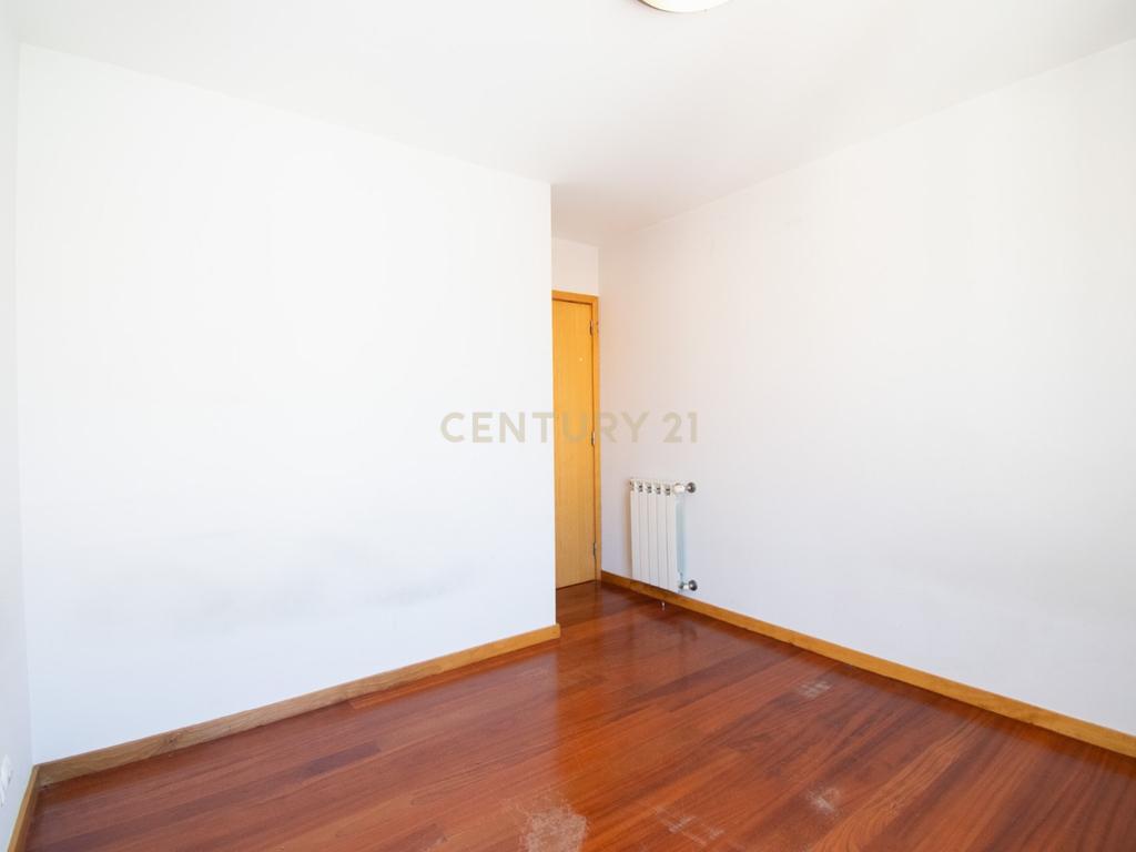 T2 no Centro de Coimbra com Elegância e Conforto! - Image 11