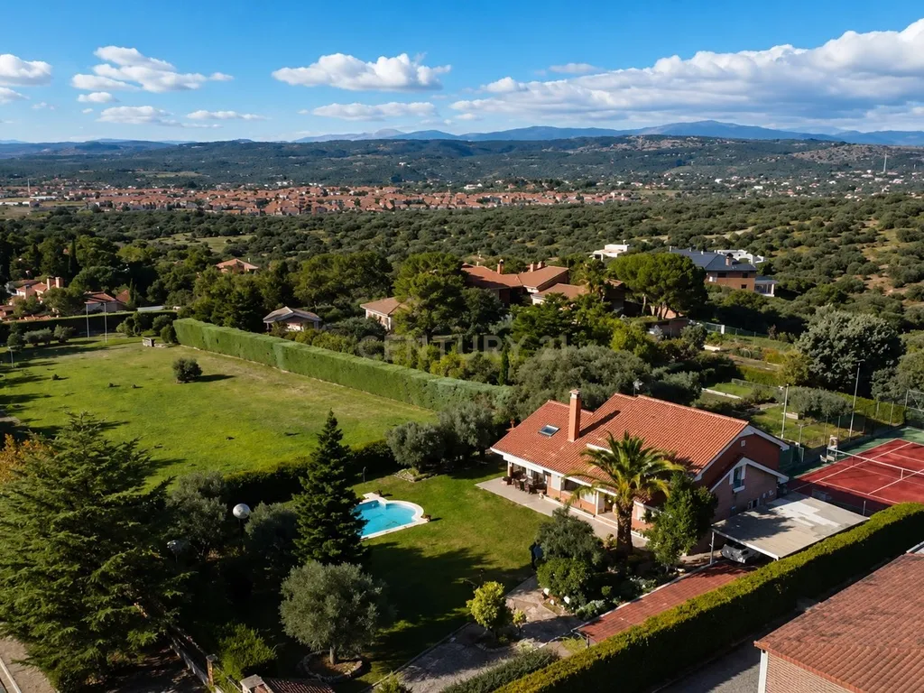 MORADIA INDEPENDENTE EXCLUSIVA NUM LOTE DE 2.500 m² | PRIVACIDADE TOTAL + PISCINA + VISTAS PARA A SERRA E CAMPO DE TÉNIS - Image 13