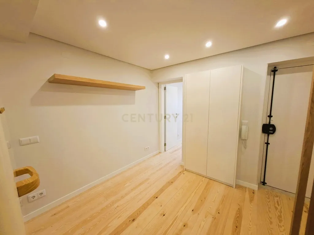 Apartamento T1 Renovado na Estrela, Lisboa - Image 4