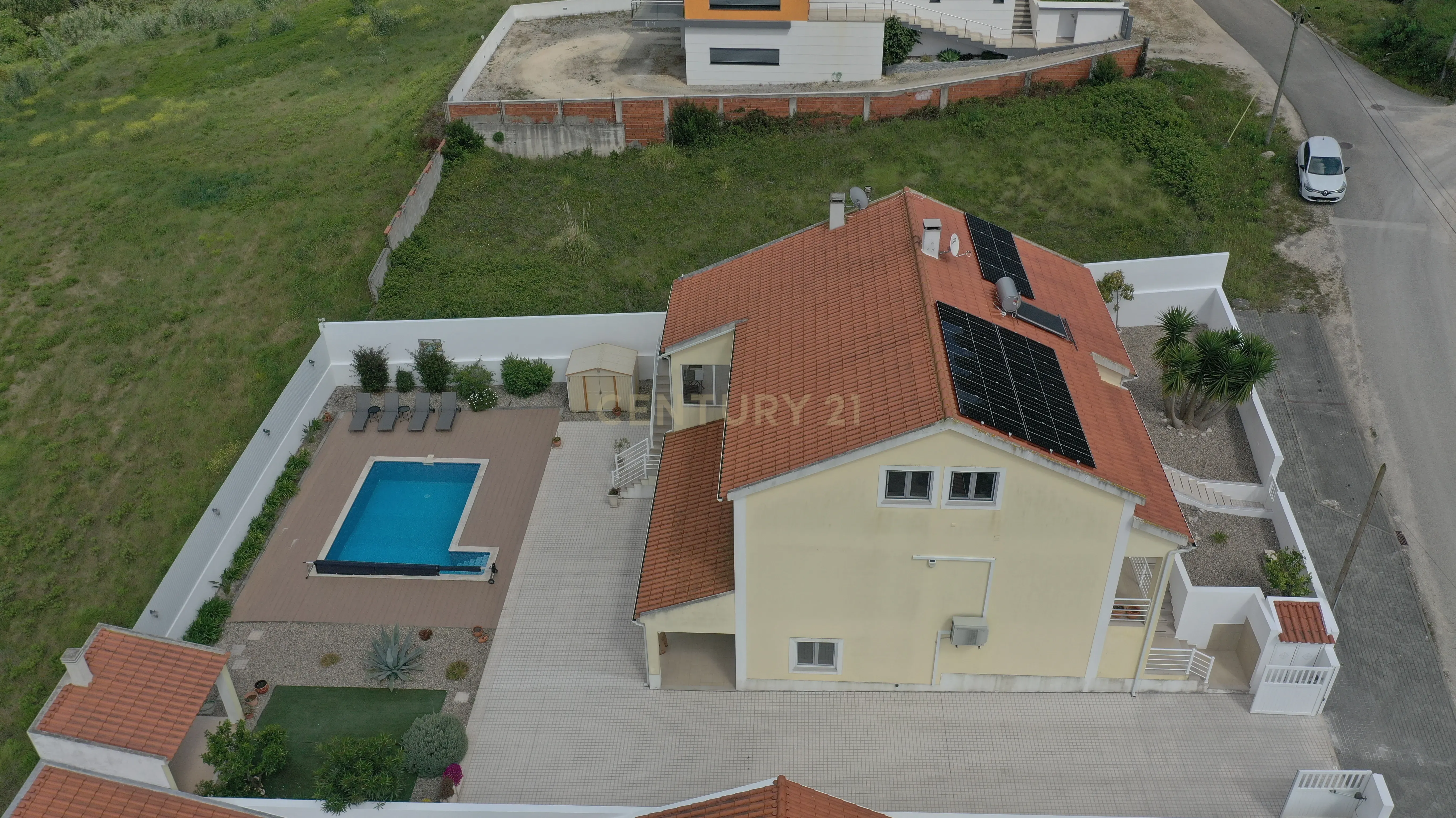 Moradia T3+1 em Alenquer com Vista Panorâmica e Piscina - Image 1