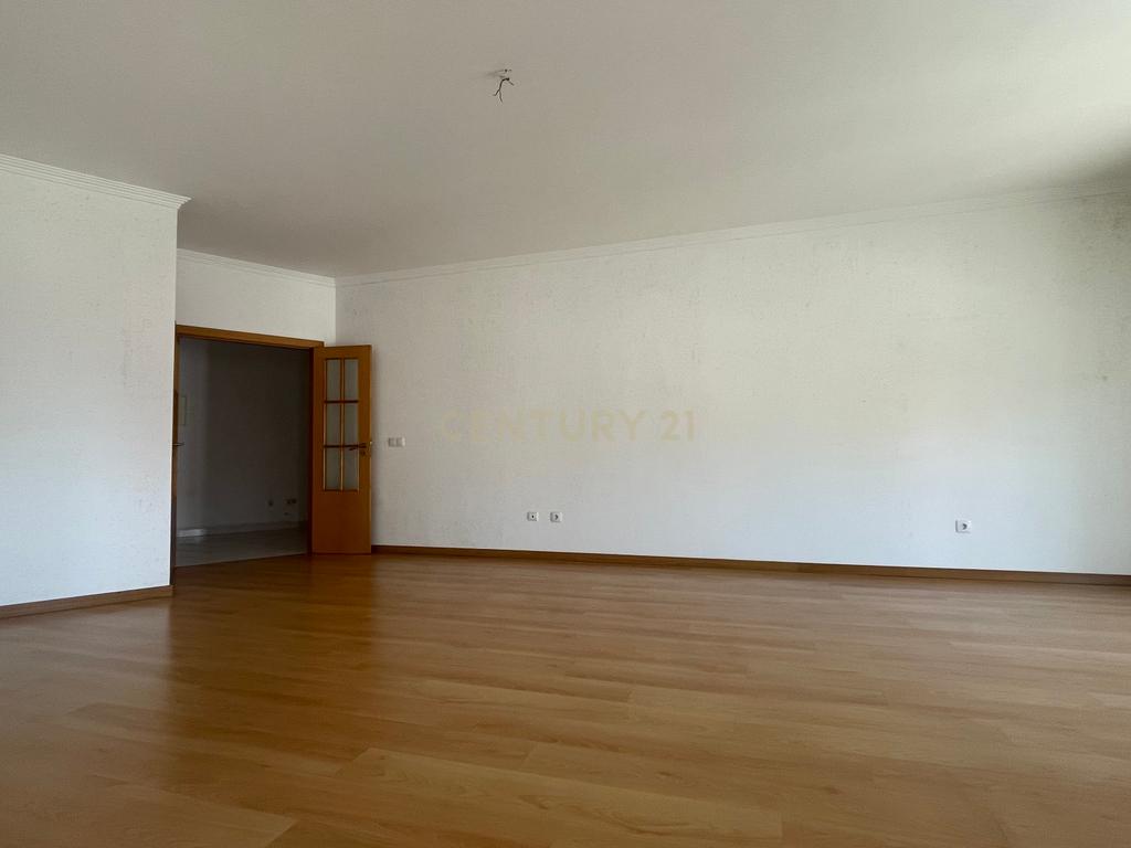 Apartamento T3, com Varanda, Arrecadação e 3 Lugares de estacionamento, no Pinhal Novo - Image 3