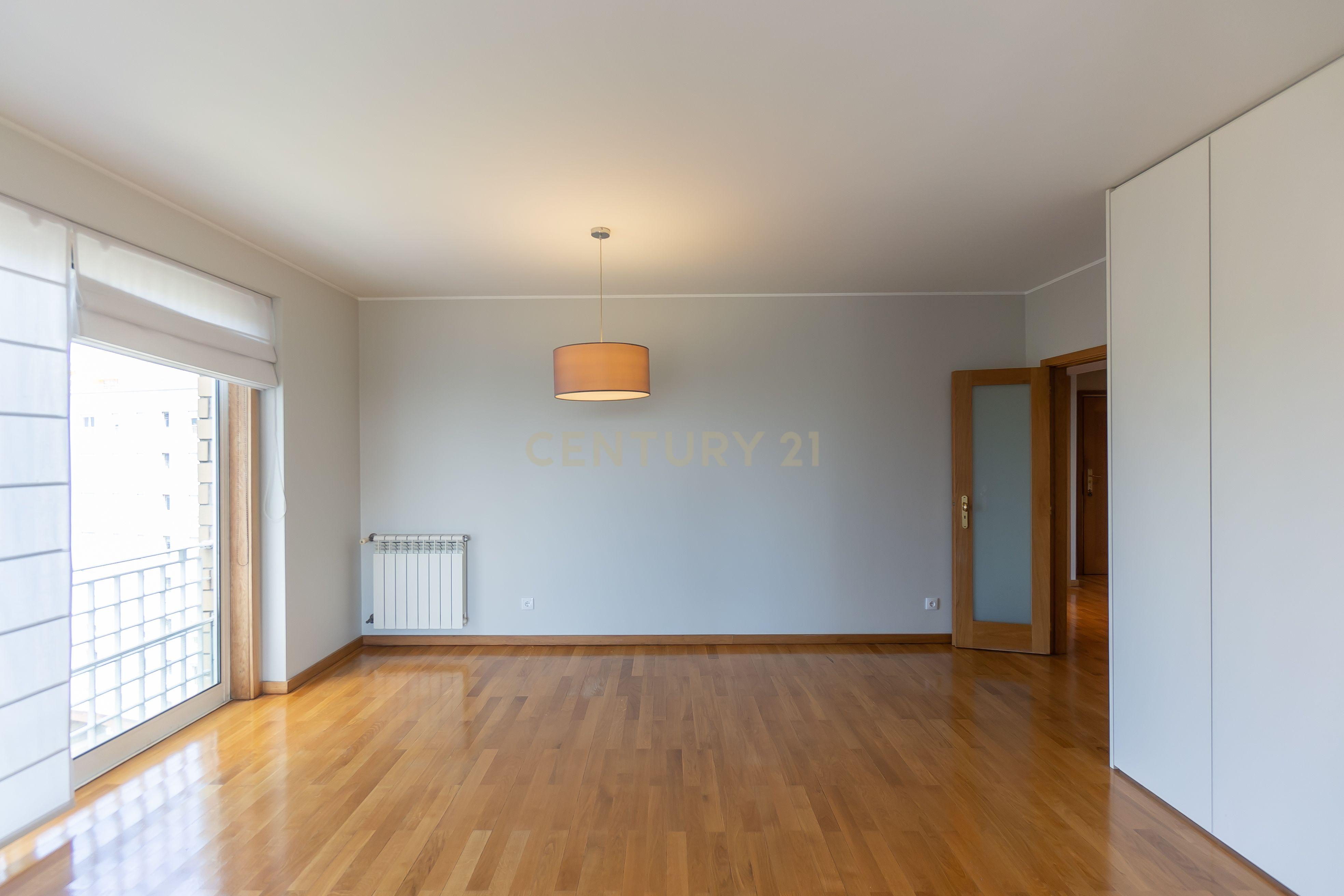 Fotografia 5 de Apartamento T2 para Arrendamento em Lordelo do Ouro, Porto