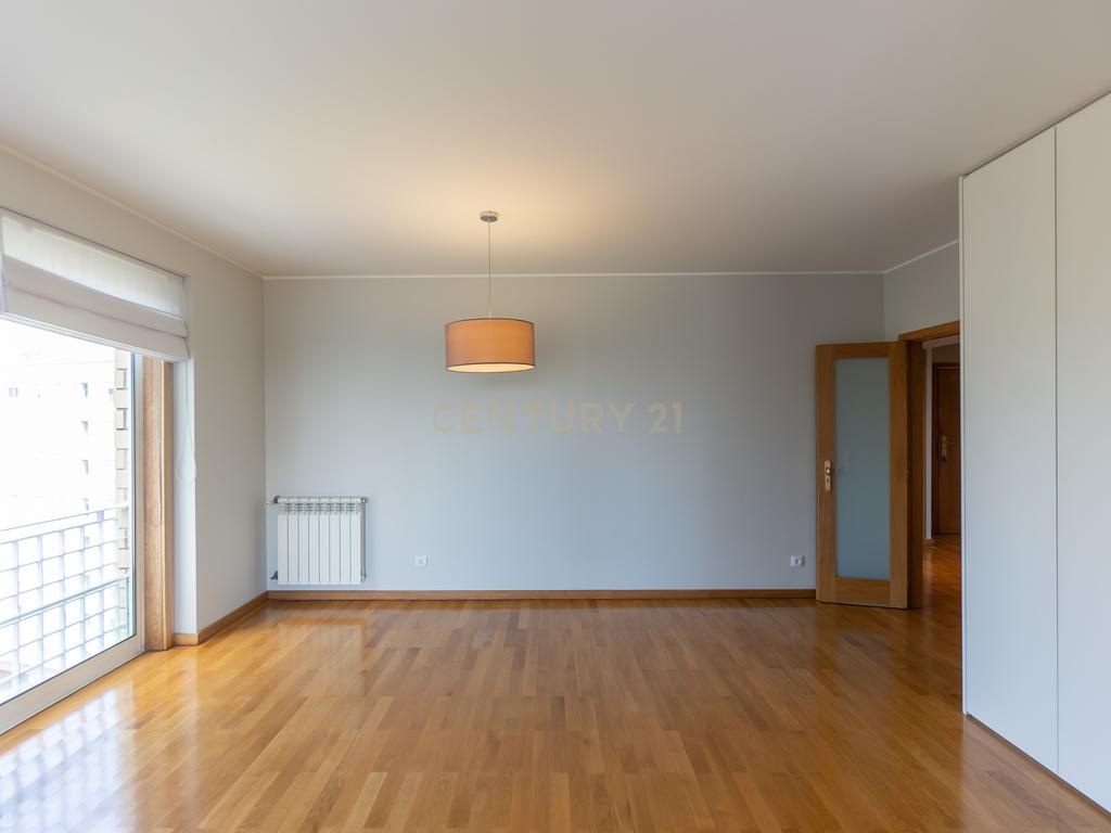 Apartamento T2 para Arrendamento em Lordelo do Ouro, Porto - Image 5
