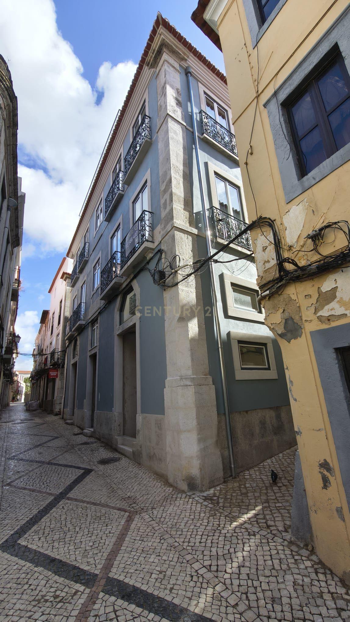 Prédio com 7 frações junto Avenida Luísa Todi, Setúbal