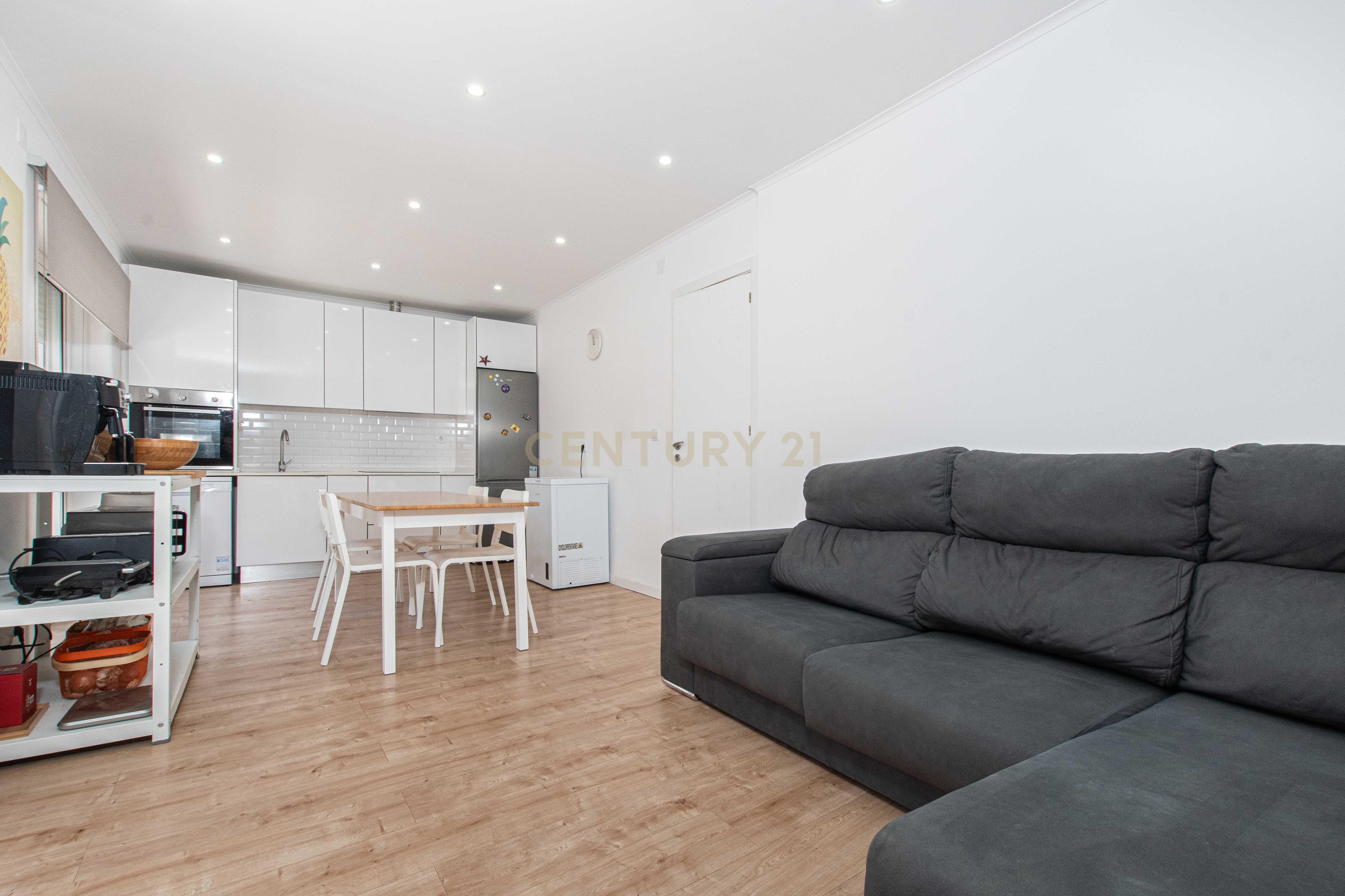 Fotografia 9 de Apartamento T3 remodelado no Casal de São Brás , Amadora