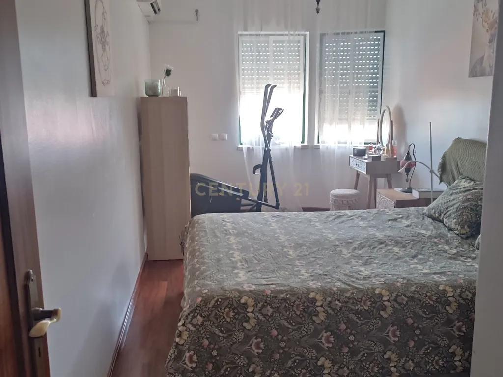 Apartamento T3 com 115 m² em Fazendas de Almeirim, concelho de Almeirim, distrito de Santarém. Apartamento localizado no 2. º andar de um edifício sem elevador. - Image 10