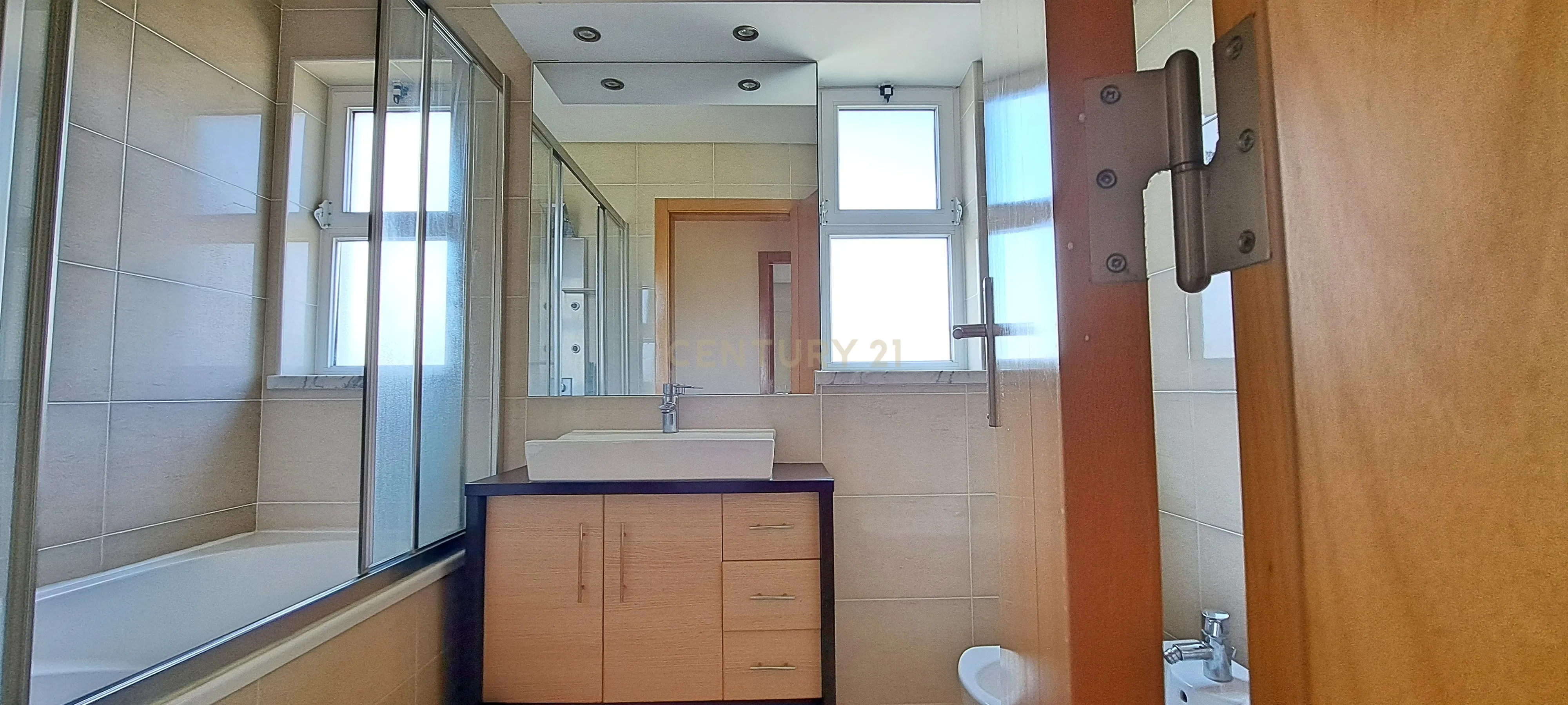 Apartamento T2 com arrecadação e lugar de garagem no Montijo. - Image 11
