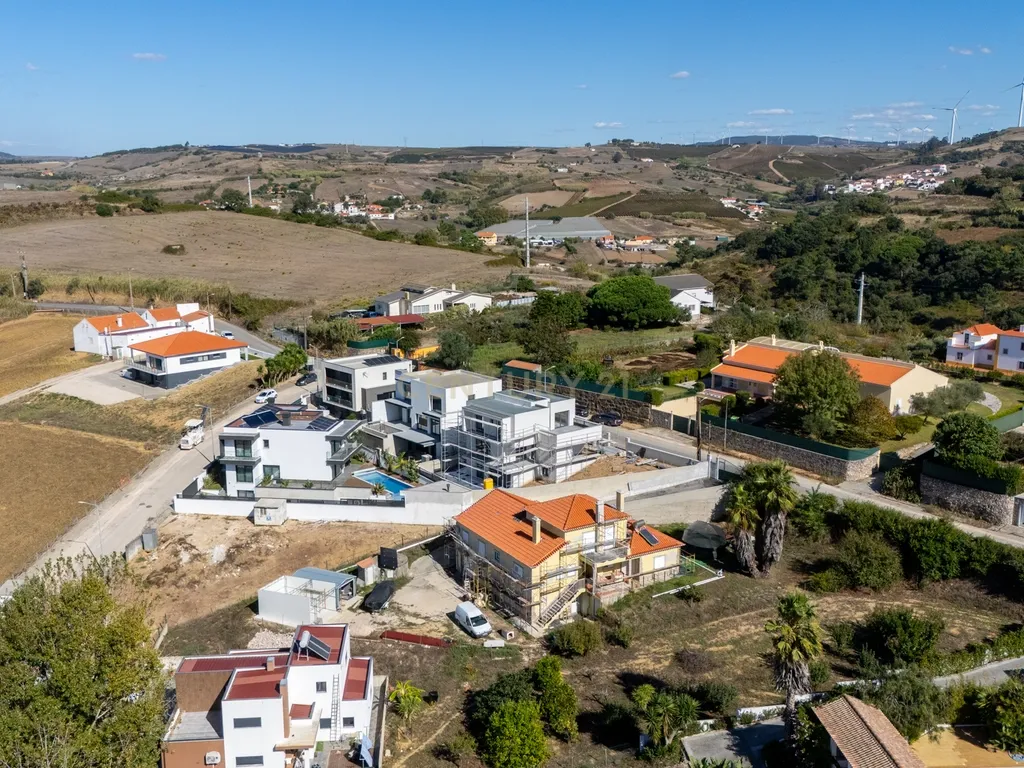 Moradia T3+1 Nova: O Equilíbrio Perfeito Entre o Campo e a Cidade - Mafra - Image 40