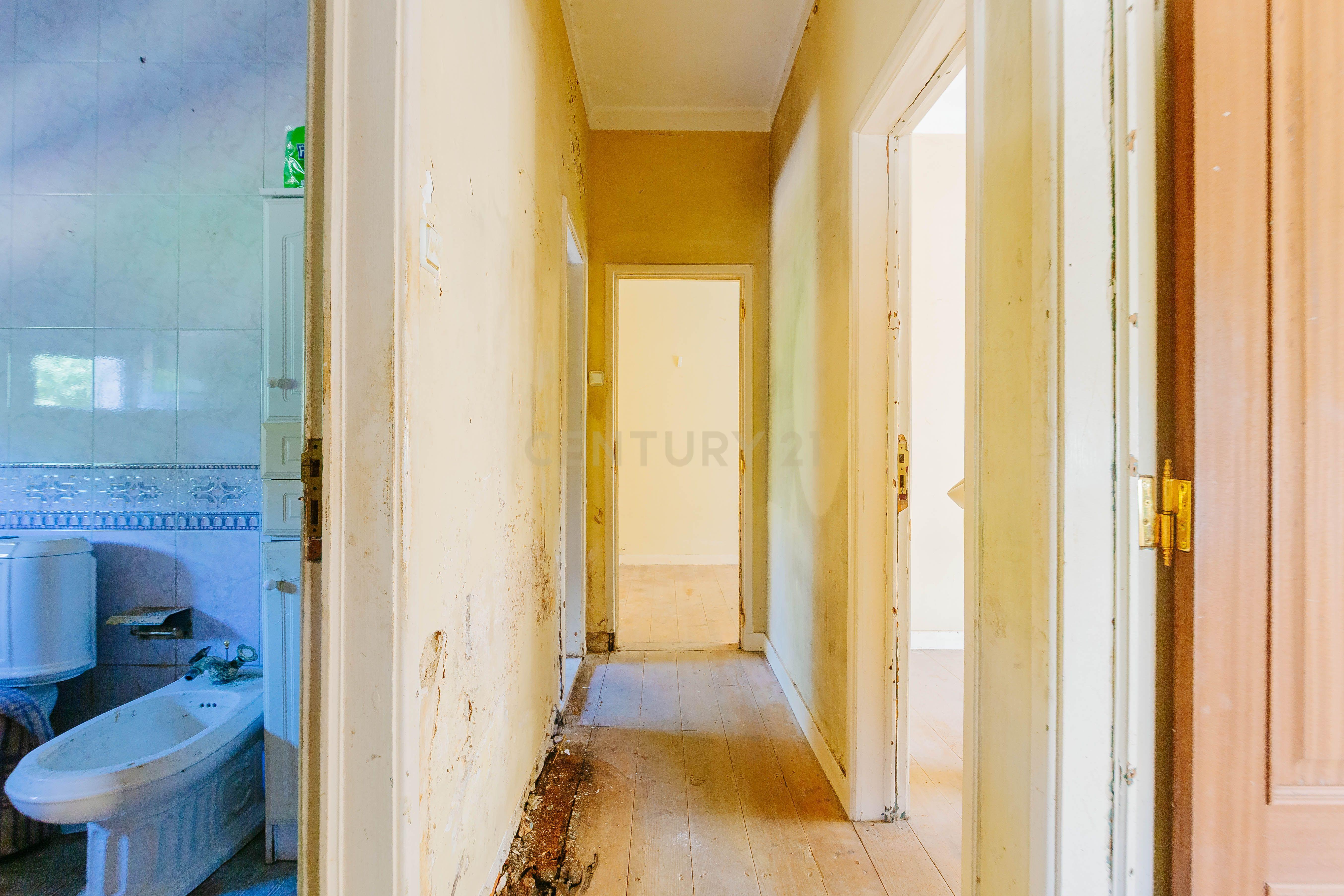 Fotografia 7 de Apartamento T3 para Remodelação com Terraço | Alvito | Lisboa