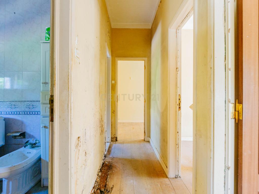 Apartamento T3 para Remodelação com Terraço | Alvito | Lisboa - Image 7