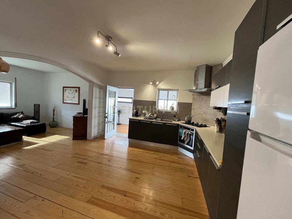Moradia com quatro apartamentos independentes, três T2 e um T3 em Atouguia da Baleia. Ideal para famílias ou grupos, preparada para turismo ou para arrendamento de longa duração. - Image 66
