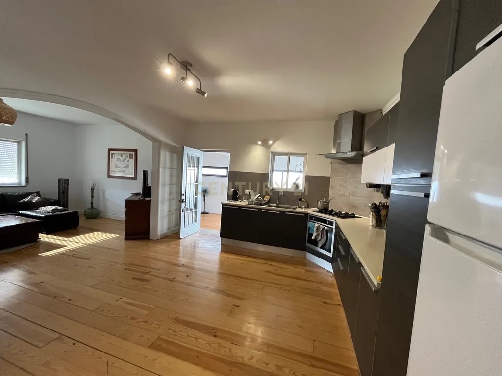 Moradia com quatro apartamentos independentes, três T2 e um T3 em Atouguia da Baleia. Ideal para famílias ou grupos, preparada para turismo ou para arrendamento de longa duração. - Image 66
