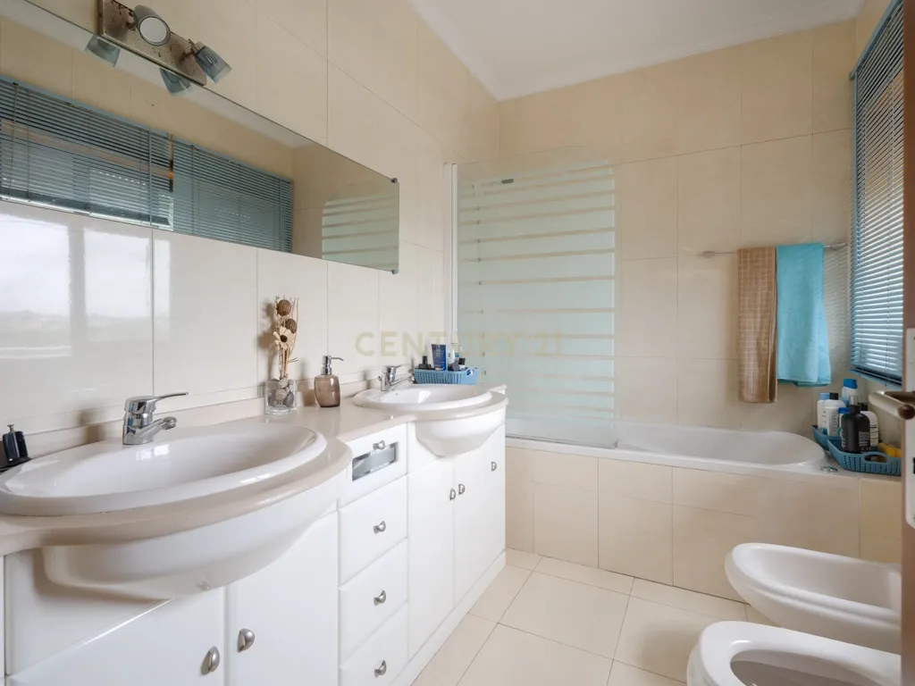 Penthouse Exclusiva T5 – Luxo, Conforto e Espaço em Pleno Coração da Cidade - Image 22
