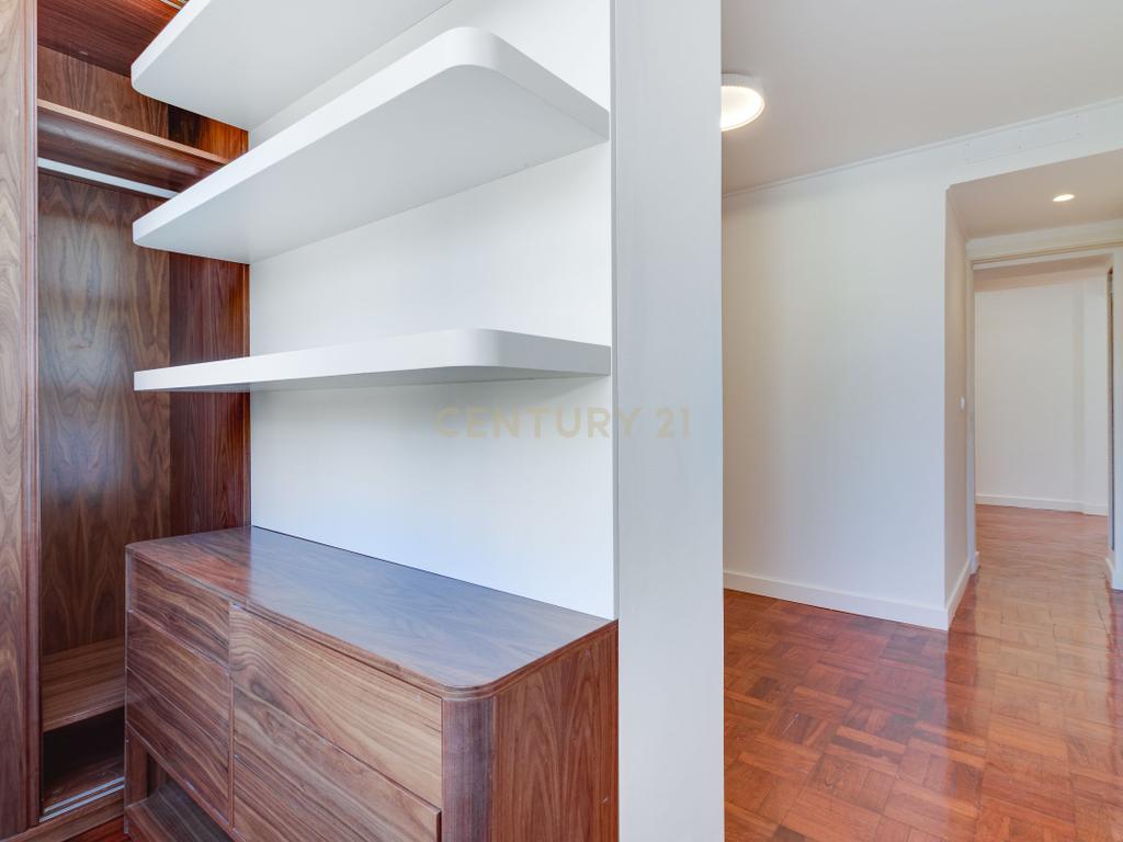 T3 TOTALMENTE RENOVADO COM VARANDA DE 21 m² NO CAMPO PEQUENO – LISBOA - Image 26