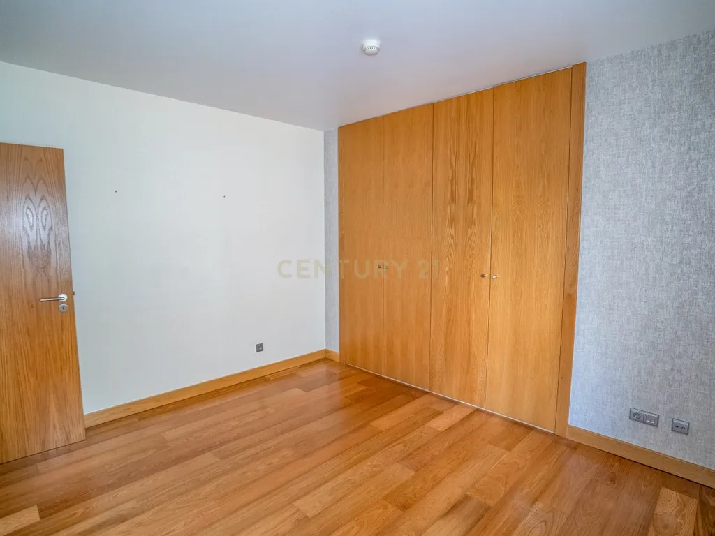 Apartamento T4 Premium com Terraço na Avenida da Independência - Image 19