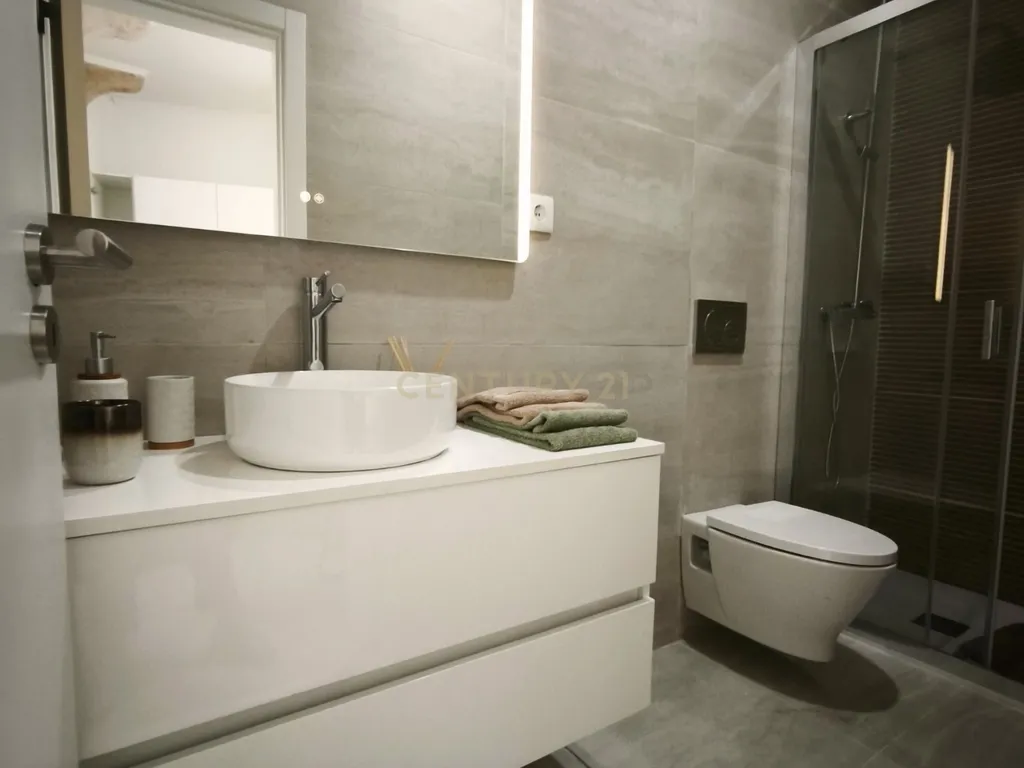 Apartamento T3 totalmente remodelado, com arrecadação e excelente localização - Image 11