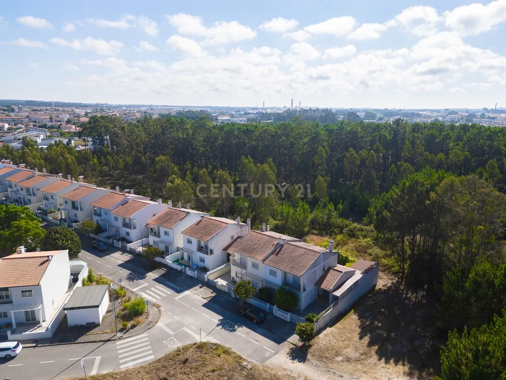 Moradia T4 com Piscina Privativa na Marinha Grande - Image 26