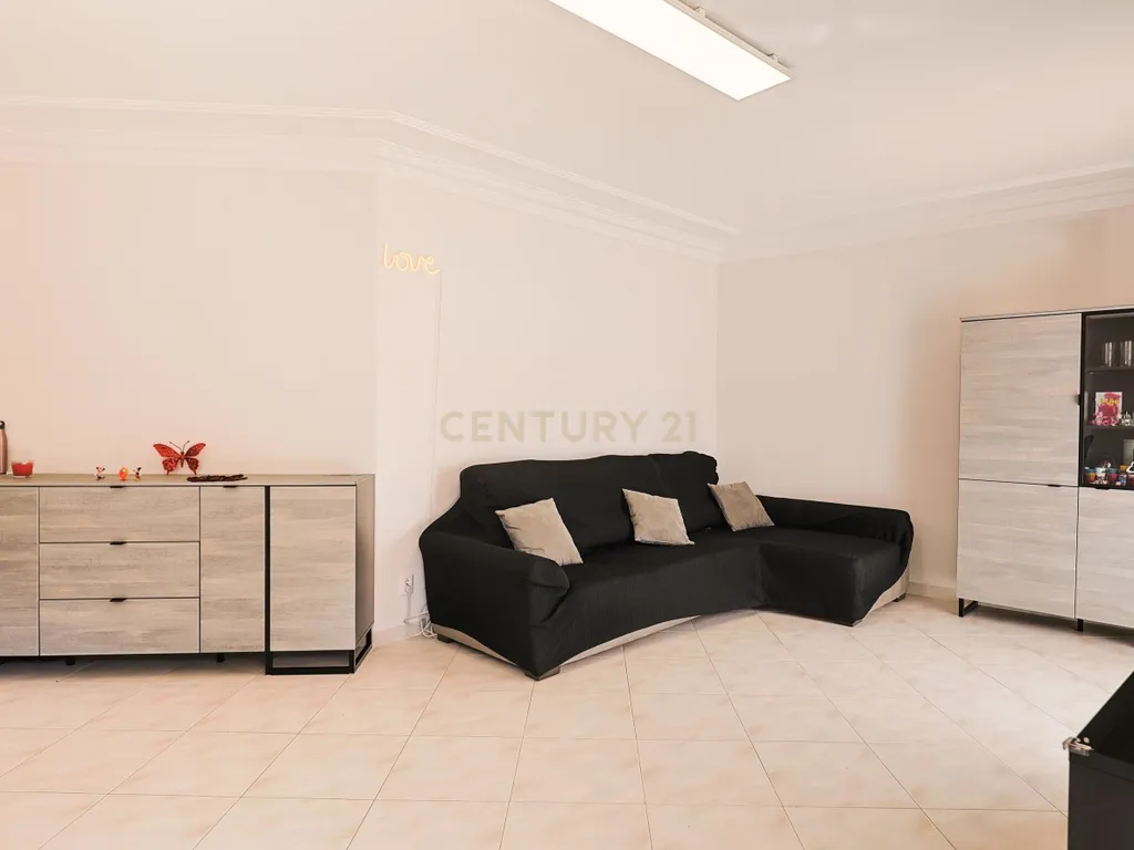 Apartamento T2 nas Quintinhas, Charneca de Caparica, com Terraço e Garagem - Image 17