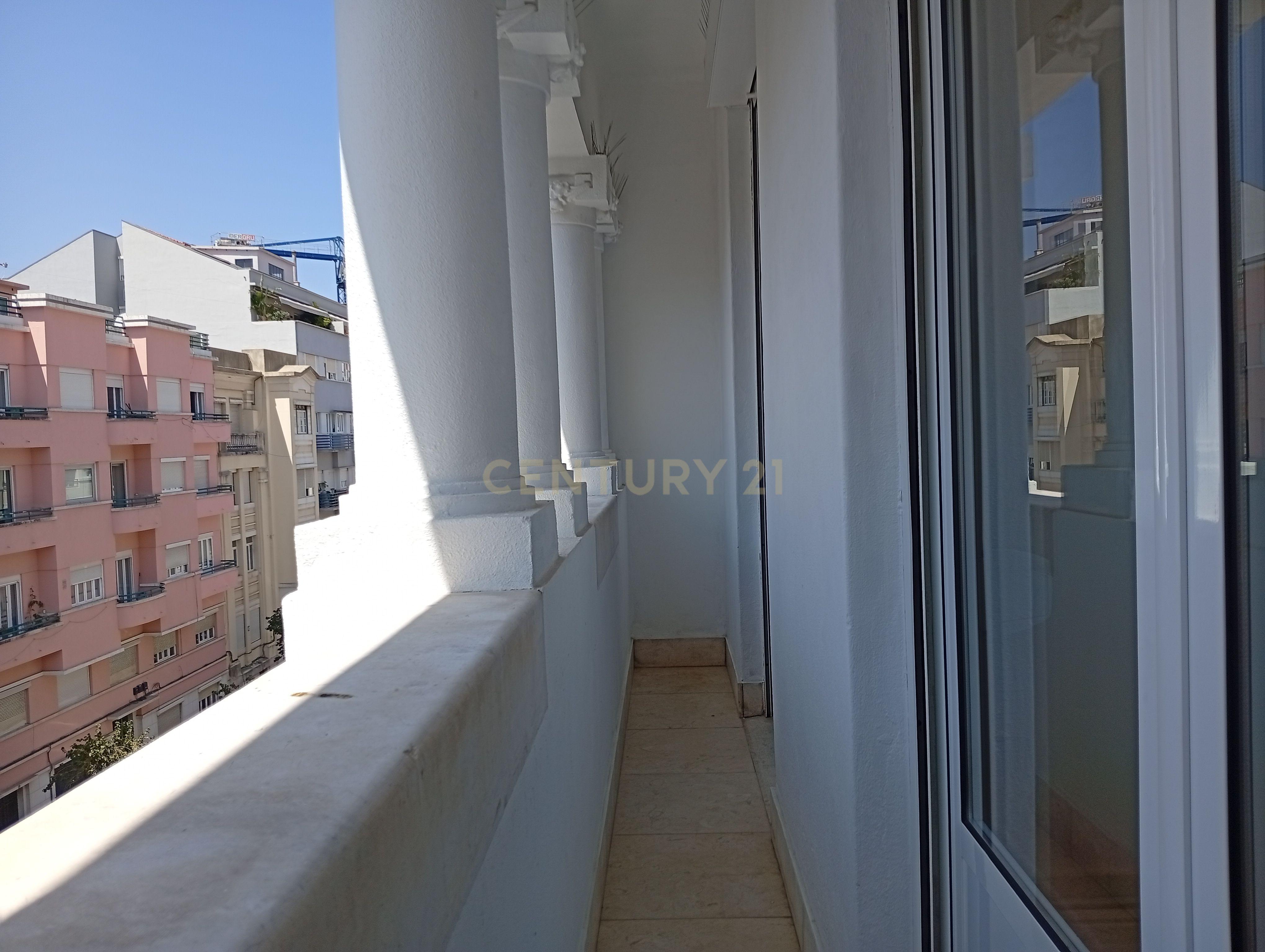 Fotografia 11 de Situado no Bairro Azul junto do Metro e do El Corte Inglês/Fundação Gulbenkian, tem este apartamento com traça antiga com 7 assoalhadas dispostas numa área de 200 m².