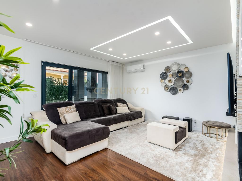 Luxuosa Moradia T3 com Vista Panorâmica em Loures, Lisboa para investimento! - Image 21