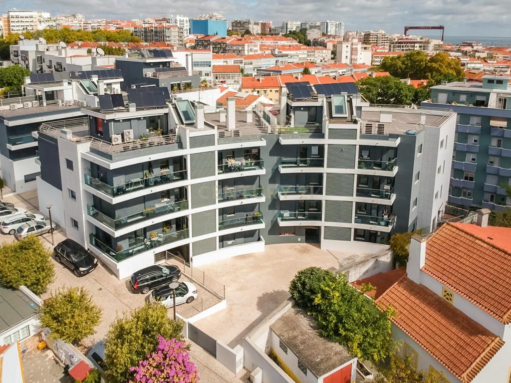 Apartamento de luxo com 5 assoalhadas, 2 garagens e parqueamento - Image 1