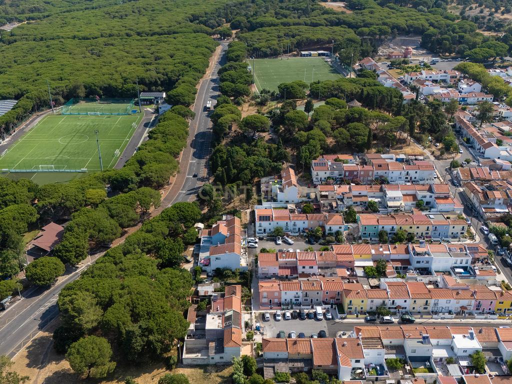 Moradia T3 com Quintal e Alto Potencial no Caramão da Ajuda, Lisboa - Image 28