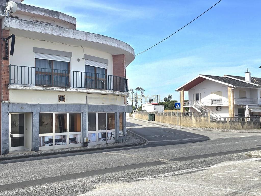 Moradia T3 + T1 + Espaço Comercial – Oportunidade Única no Centro da Vieira de Leiria - Image 2