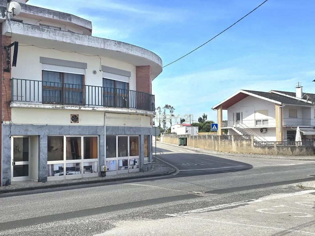 Moradia T3 + T1 + Espaço Comercial – Oportunidade Única no Centro da Vieira de Leiria - Image 2