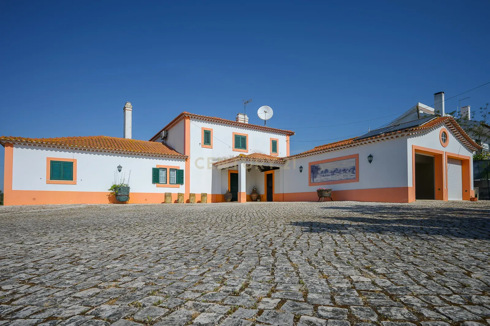 Moradia de sonho com Piscina, 7 Divisões e com Terreno 8461 m² – Excelente Localização, a 40 minutos de Lisboa !, Mal Cozinhado