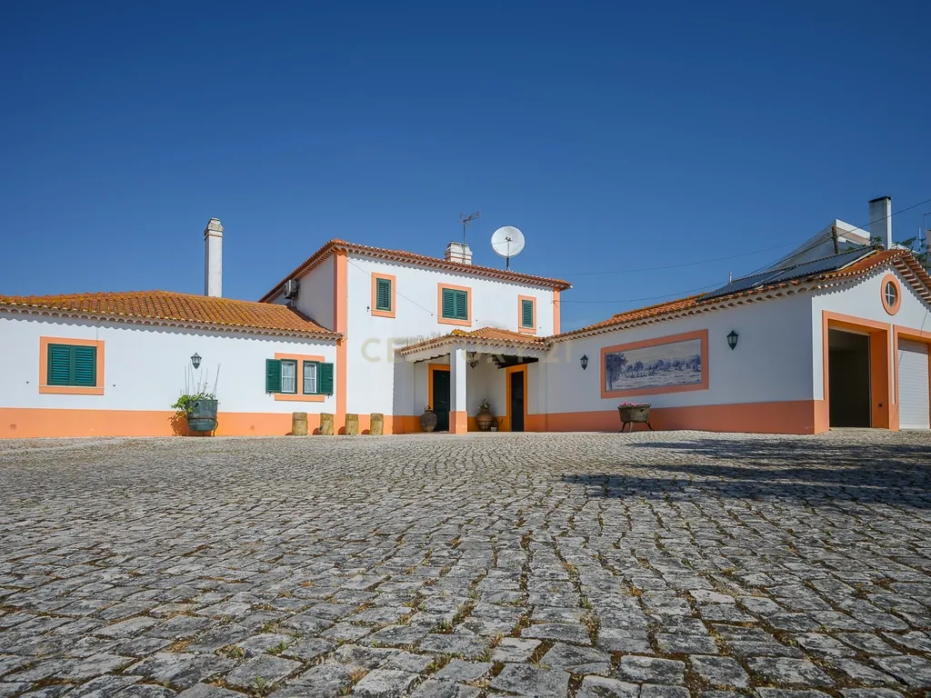 Moradia de sonho com Piscina, 7 Divisões e com Terreno 8461 m2 – Excelente Localização, a 40 minutos de Lisboa ! - Image 1