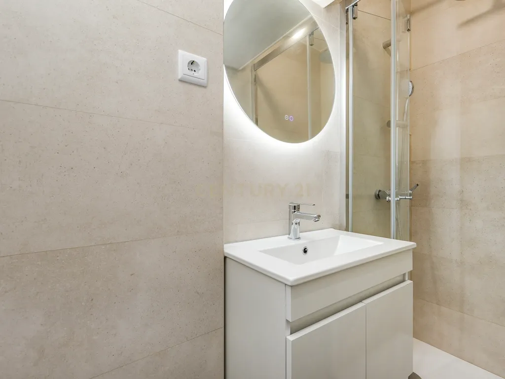 Apartamento T1+1 totalmente remodelado, próximo da Assembleia da República - Image 14