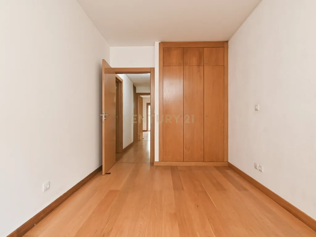 T2 com garagem, para arrendar - Av. Infante Santo (Lisboa) - Image 15
