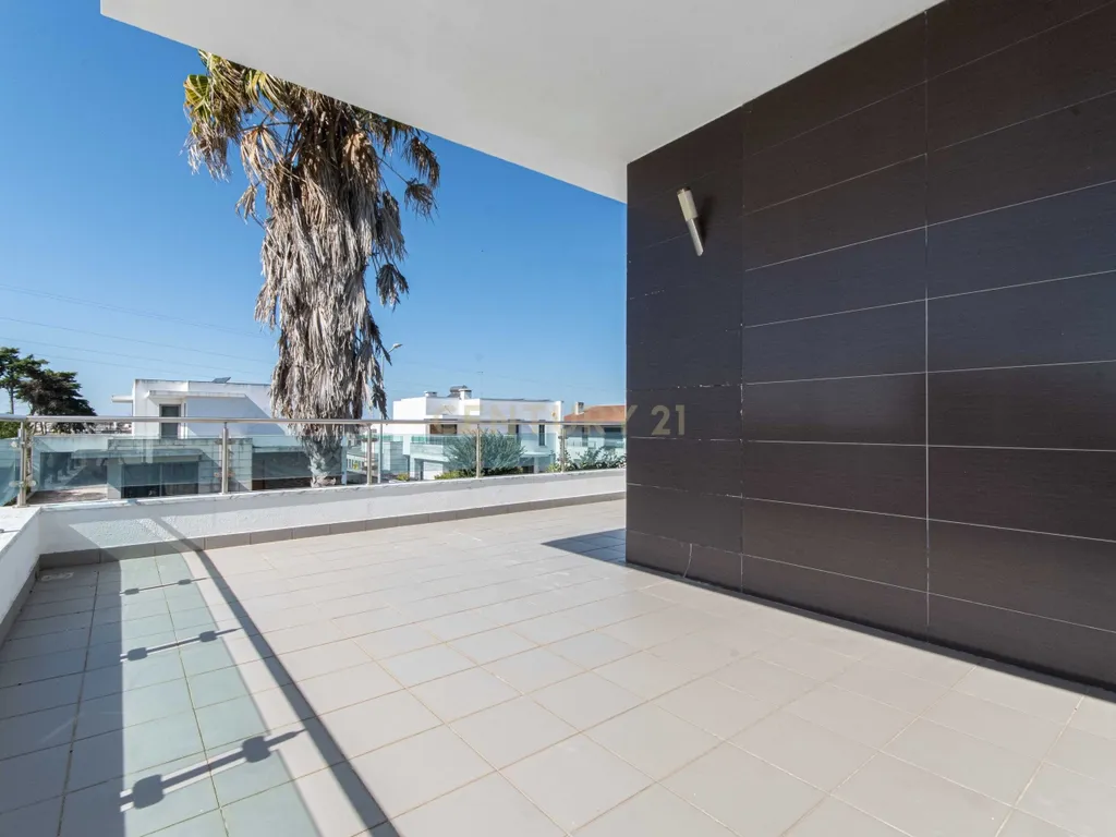 Moradia Isolada de Arquitetura Moderna com Piscina, Jardim e Garagem (Morelena /Pêro Pinheiro) - Image 30
