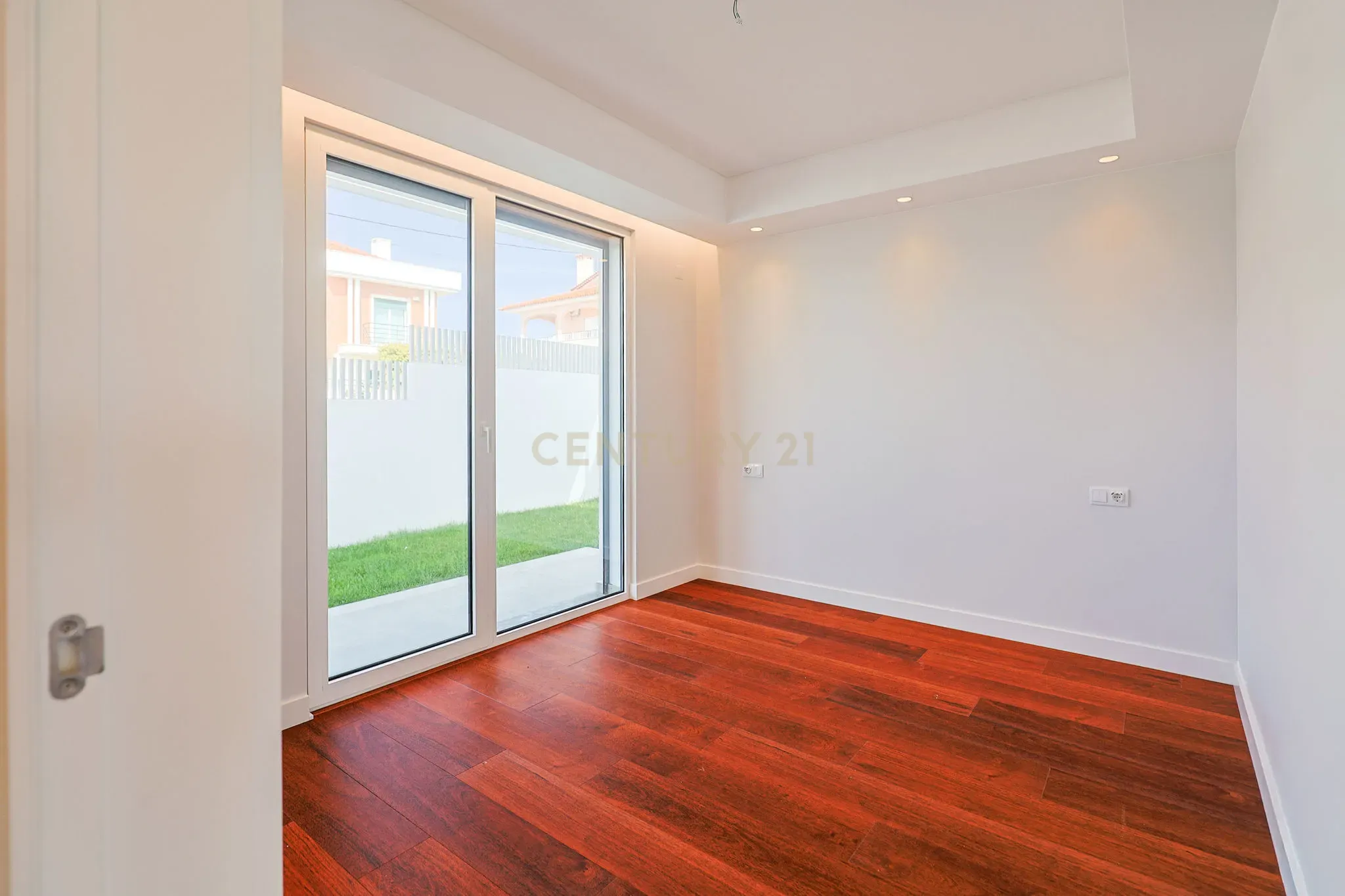 Fotografia 7 de Moradia T5 com Piscina e Domótica - Nova Construção na Charneca da Caparica