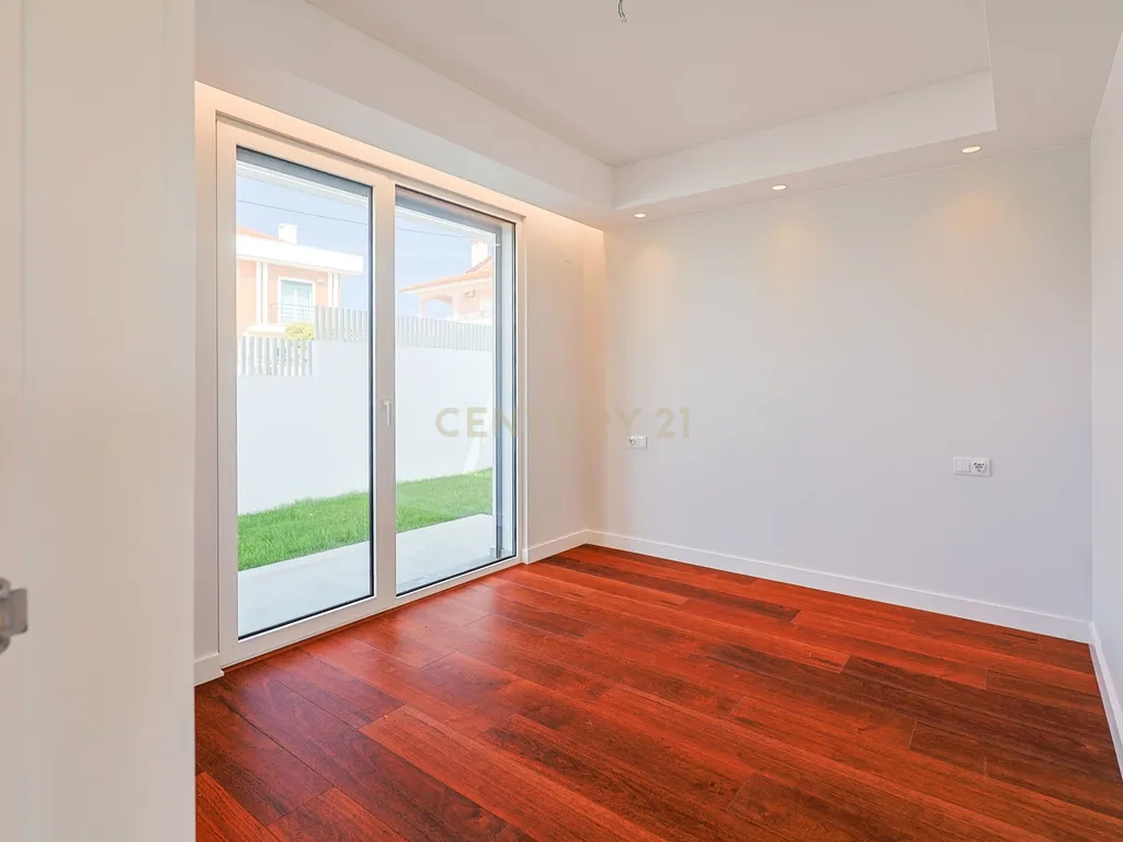 Moradia T5 com Piscina e Domótica - Nova Construção na Charneca da Caparica - Image 7