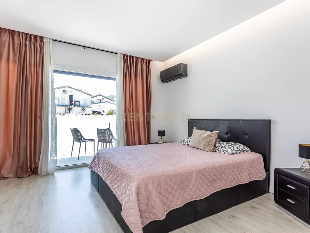 Moradia Contemporânea com Piscina a 5 minutos das praias da Costa da Caparica - Image 16