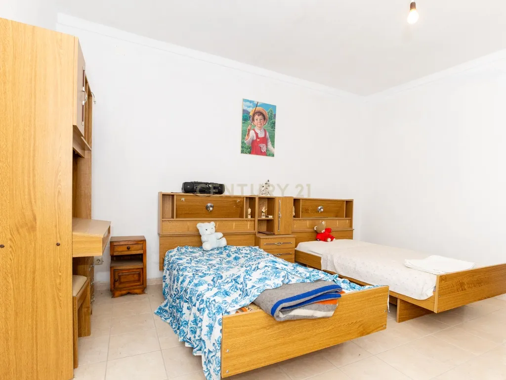 Moradia com 3 Quartos, Quintal e Garagem em Santana da Serra - Image 9